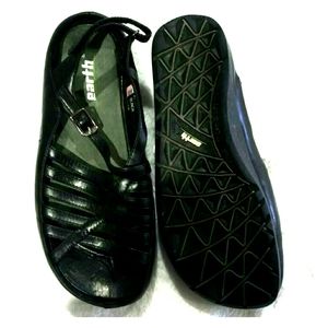 Black leather Earth open toed sandals 6 1/2